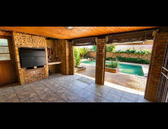4 BEDROOM HOUSE FOR SALE IN WIERDA PARK